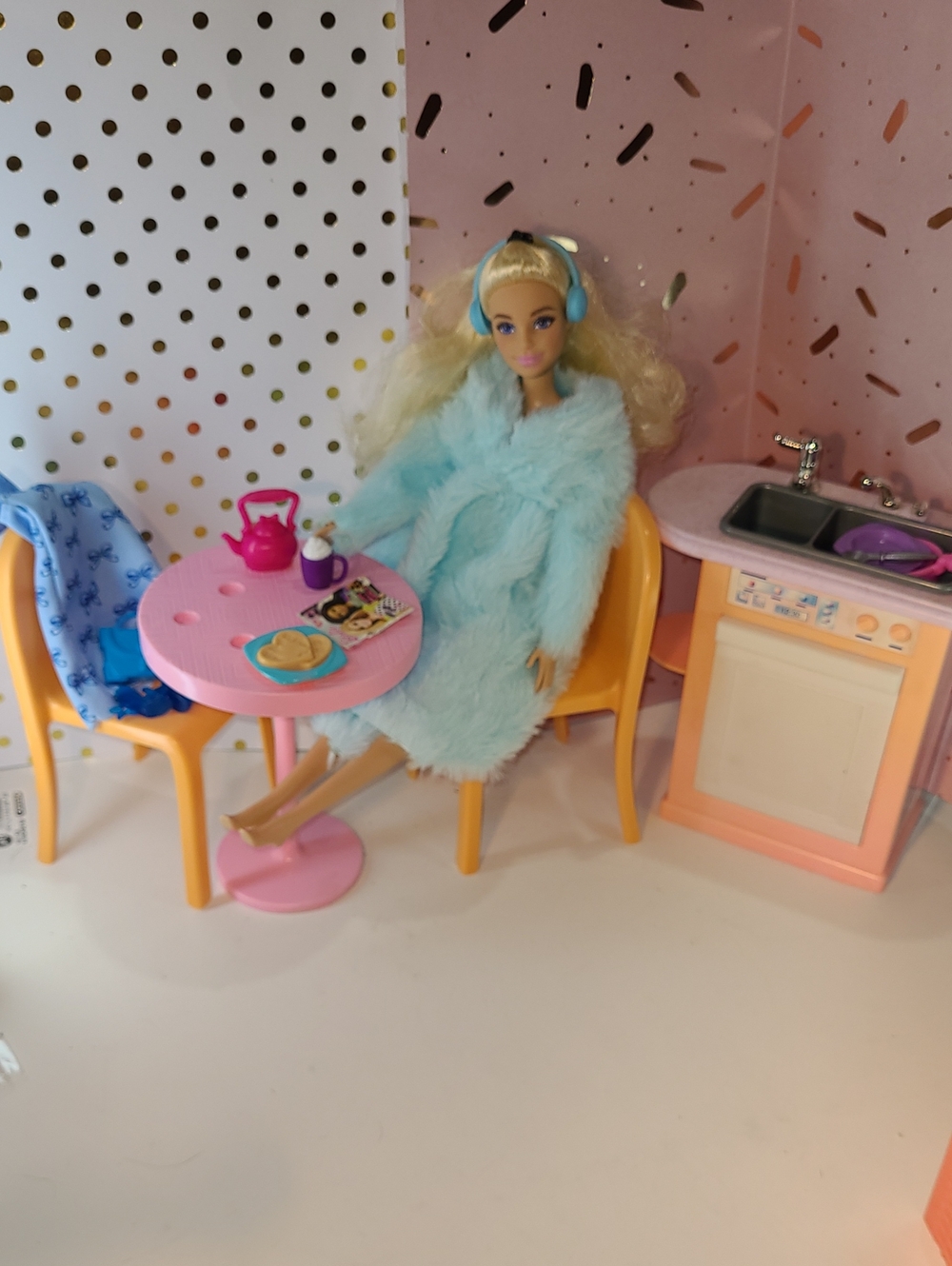 Barbie Says:"Gossip Magazine First,the Dishes Can Wait"